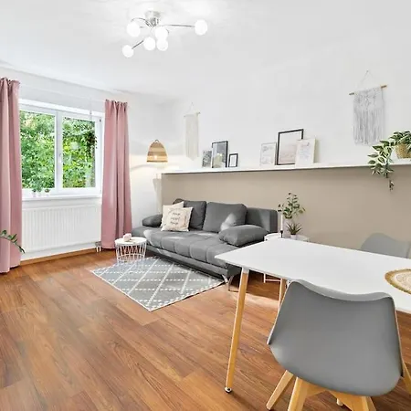 Ruhiges In Der Naehe Von Park Und Krankenhaus Mit Gratis Parkplatz *