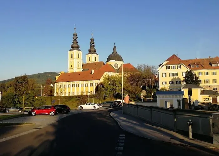 Appartement Ruhiges In Der Naehe Von Park Und Krankenhaus Mit Gratis Parkplatz